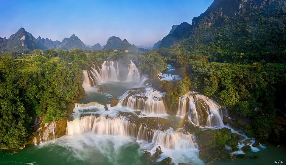 Detian Waterfall (德天瀑布)