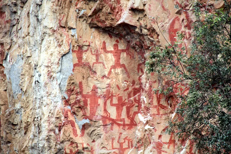 Zuojiang Huashan Rock Art (花山岩画)