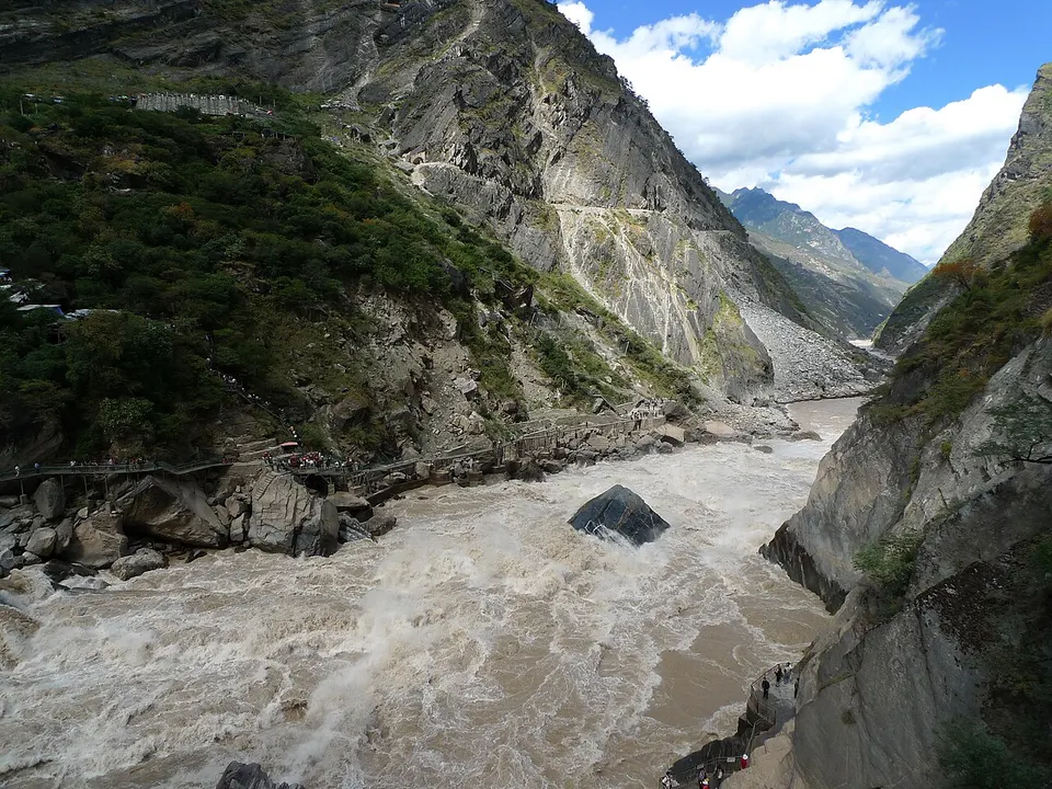 Tiger Leaping Gorge (虎跳峡)