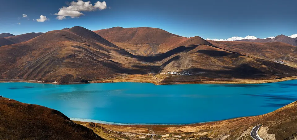 Yamdrok Lake (羊卓雍措)