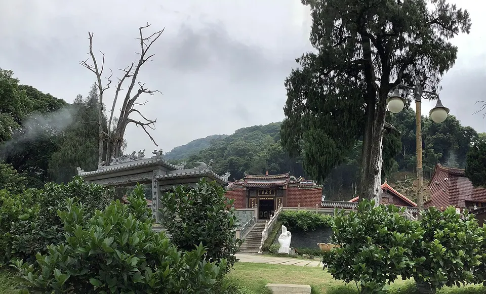 Meizhou (梅州)