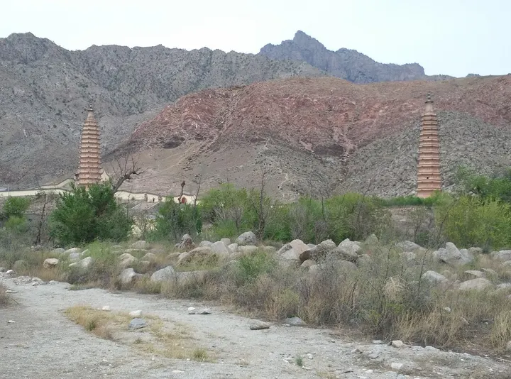 Twin Pagodas of Baisikou (拜寺口双塔)