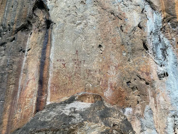 Cangyuan Rock Paintings & Sigangli Valley (沧源崖画)