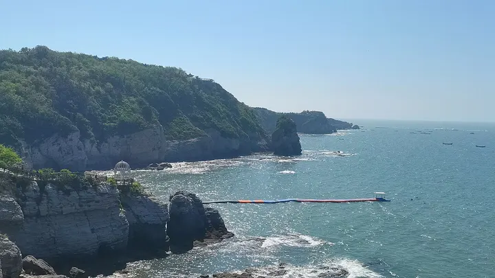Jinshitan (Golden Pebble Beach) (金石滩)