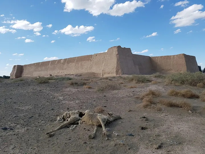 Xusanwan Ancient Fort and Tombs (许三湾古城)