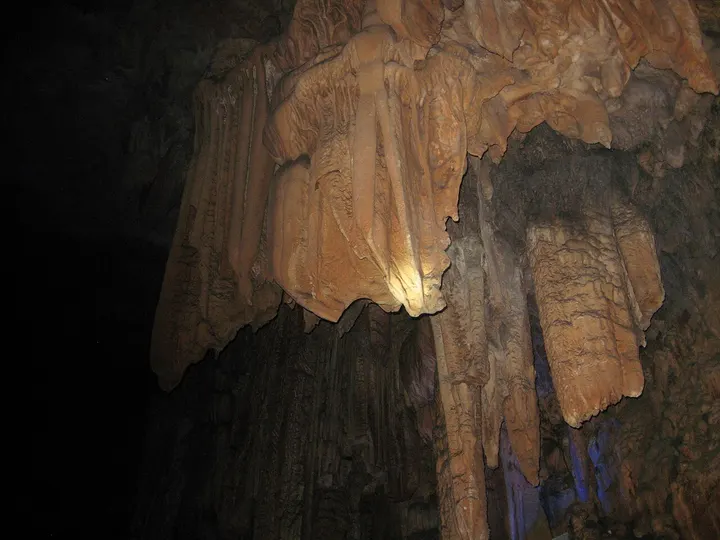Reed Flute Cave (芦笛岩)