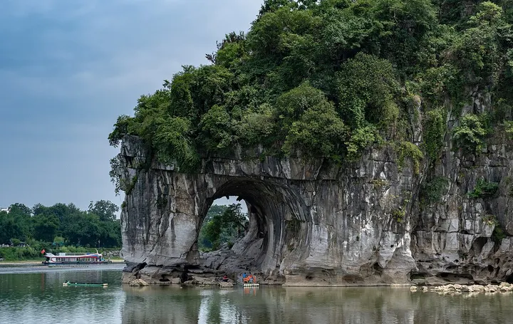 Two Rivers and Four Lakes & Elephant Trunk Hill (两江四湖·象山)