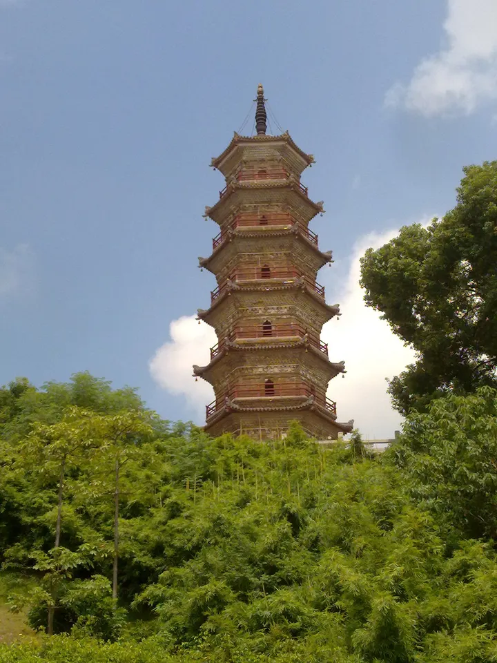 Heyuan Dinosaur Culture Park and Guifeng Pagoda (河源恐龙文博园)