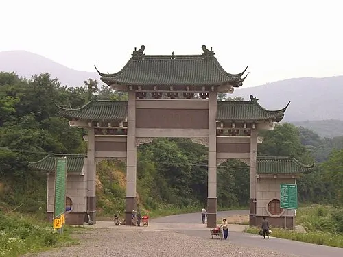 Mount Baohua and Longchang Temple (宝华山隆昌寺)
