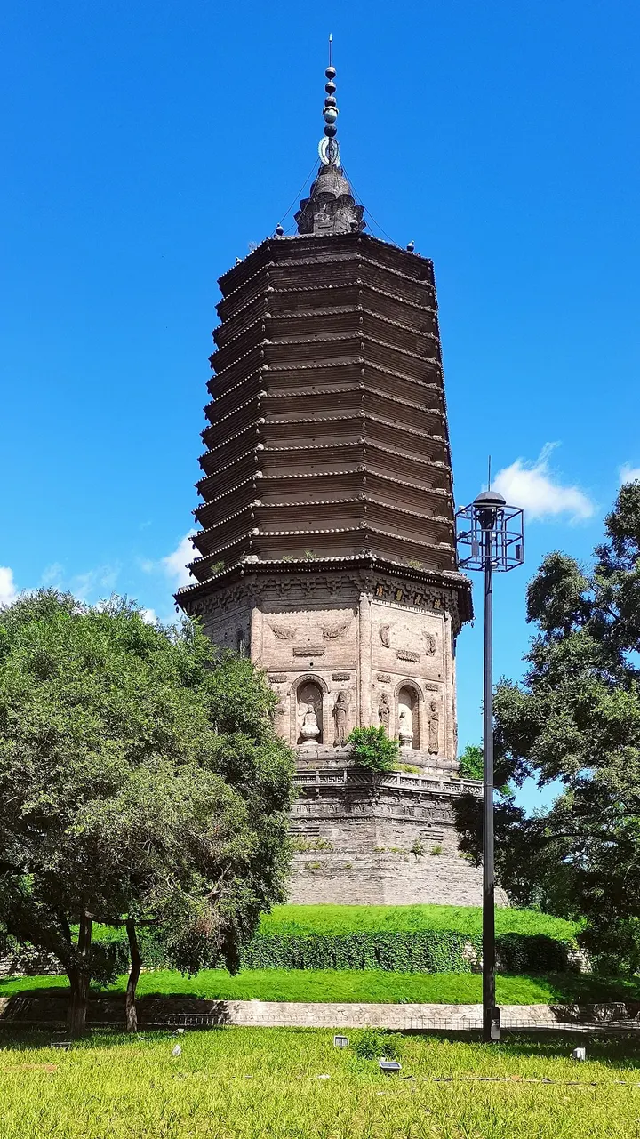 Guangyou Temple and White Pagoda, Liaoyang (广佑寺·辽阳白塔)