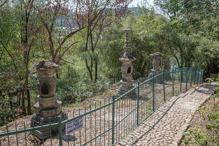 Lingjiu Temple Stone Pagodas (灵鹫寺石塔)
