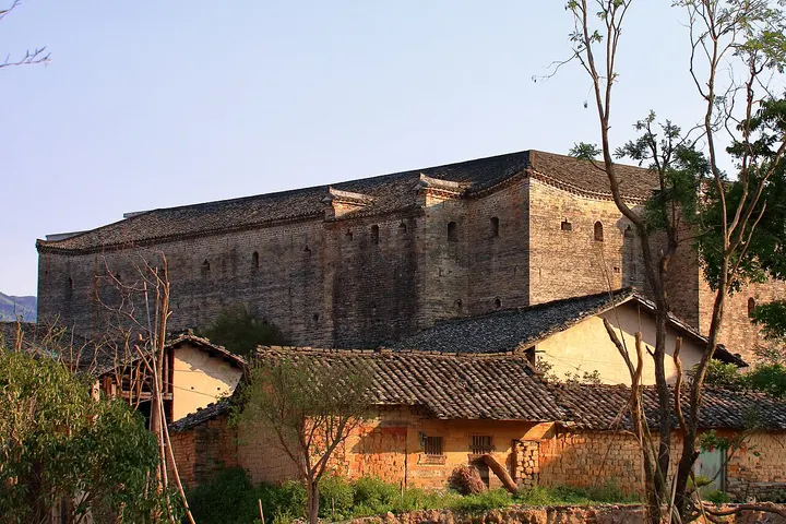 Yanyi Wei, Longnan (燕翼围)