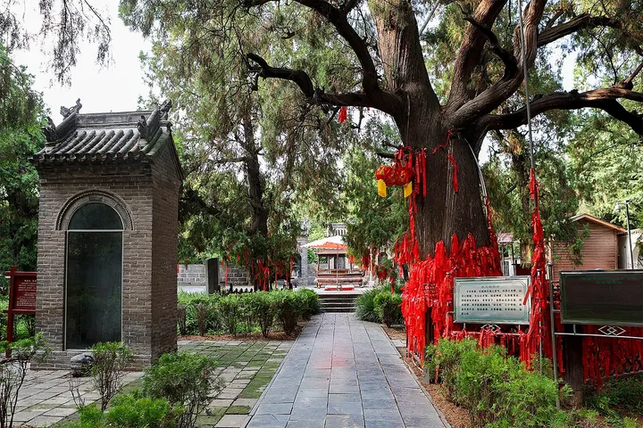 Tomb of Han Yu (韩愈墓)