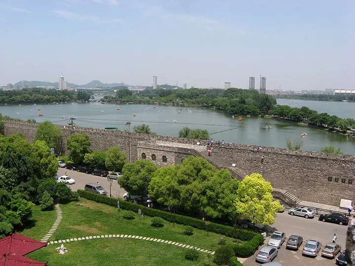 Xuanwu Lake (玄武湖)