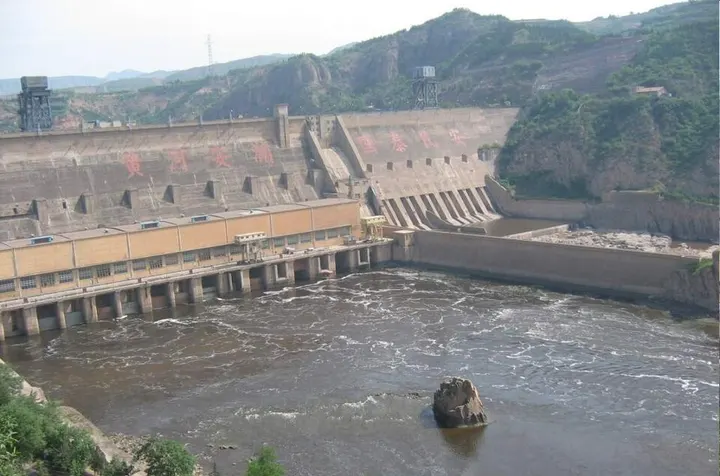 Zhongliu Dizhu Scenic Area (Sanmenxia Dam) (中流砥柱)