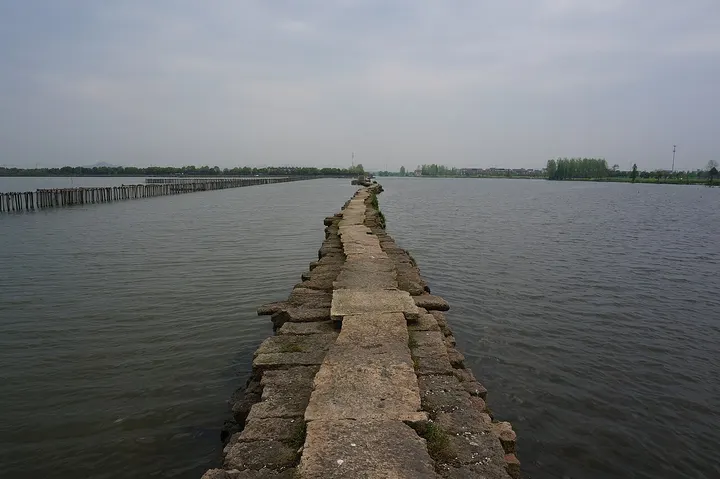 Angsang Lake Causeway (昂桑湖避塘)