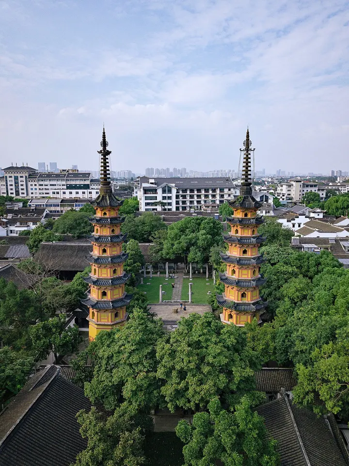 Twin Pagodas (Luohan Temple) (罗汉院双塔)